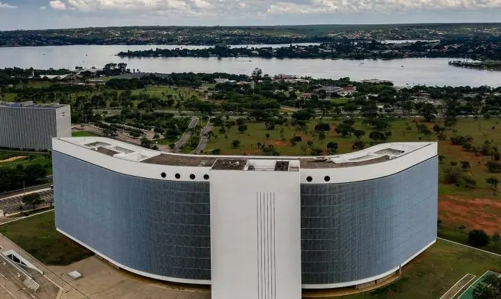 TSE exige igualdade em inteligência artificial após falha com Lula na Meta