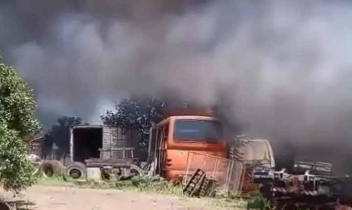 URGENTE: Incêndio de grandes proporções atinge ferro-velho e mobiliza bombeiros na região de Engenheiro Beltrão