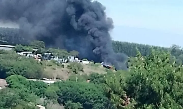 URGENTE: Incêndio de grandes proporções atinge ferro-velho e mobiliza bombeiros na região de Engenheiro Beltrão