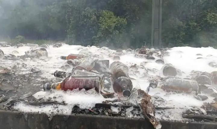 Incêndio em carreta interdita a BR-376 em Guaratuba nesta quinta-feira (01)