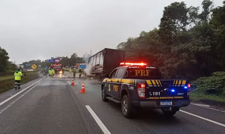 Incêndio em carreta interdita a BR-376 em Guaratuba nesta quinta-feira (01)