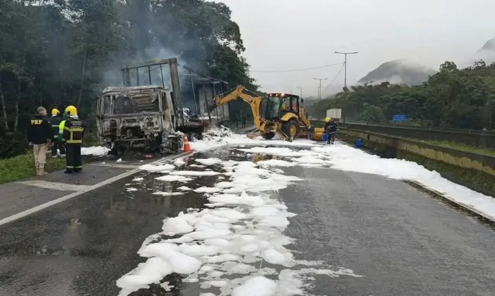 Incêndio em carreta interdita a BR-376 em Guaratuba nesta quinta-feira (01)